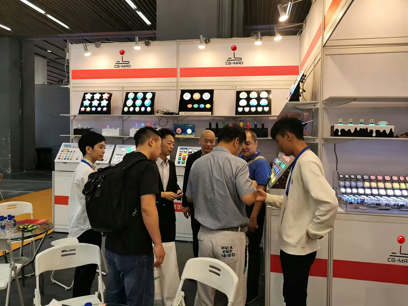 CGMAD sales team talking through samples with visitors at GTI Asia China Expo